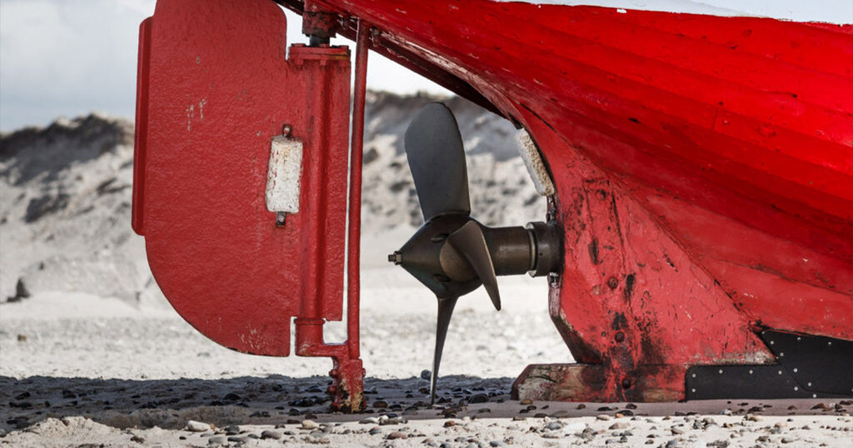 Miért hátul van a hajók kormánylapátja, mikor elöl elvileg erősebben működne?