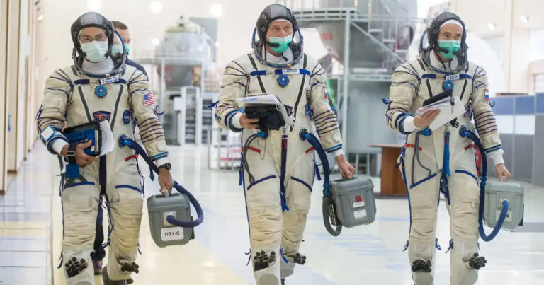 Sokan azt hiszik, hogy ez egy hordozható vécé, de tévednek: mi ez a titokzatos bőrönd az űrhajósok kezében?