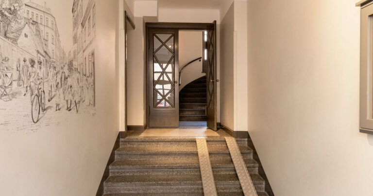 Láttál már olyan lakást, ahol a konyha közvetlenül az előszobában van? Mutatok egy szokatlan kétszobás lakást