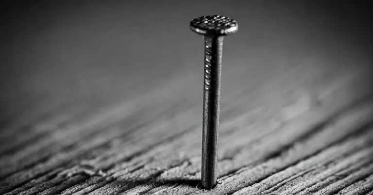 Miért szögeket használnak csavarok helyett az USA-ban: mit tudnak ők, amit mi nem?