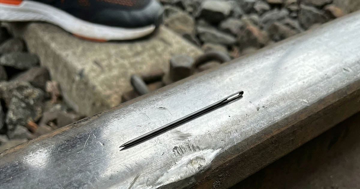 Mit történik, ha egy varrótűt teszünk a sínre? Azt mondják, hogy a fizika törvényei szerint a sín eltörik és a vonat kisiklik