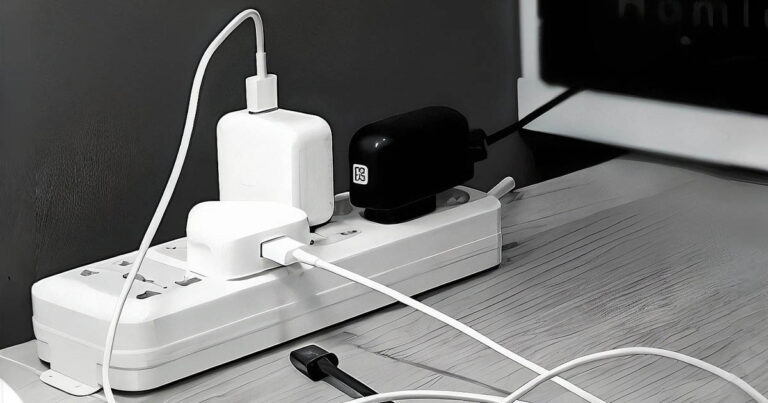 4 ok, amiért nem szabad bedugva hagyni a töltőkábeleket a konnektorban