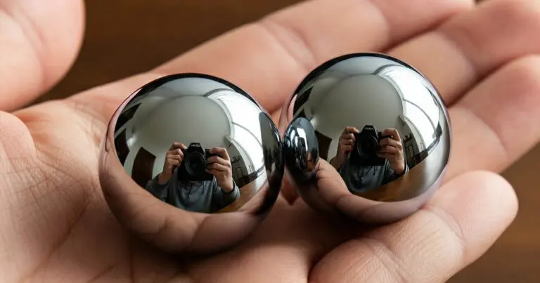 Fémgolyók a Padlón? Építész Válaszol a Rejtélyre!