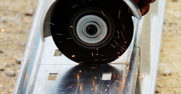 Az amerikai munkások trükkje: hogyan lehet egyetlen koronggal 12 tonna profilcsövet elvágni egy sarokcsiszolóval