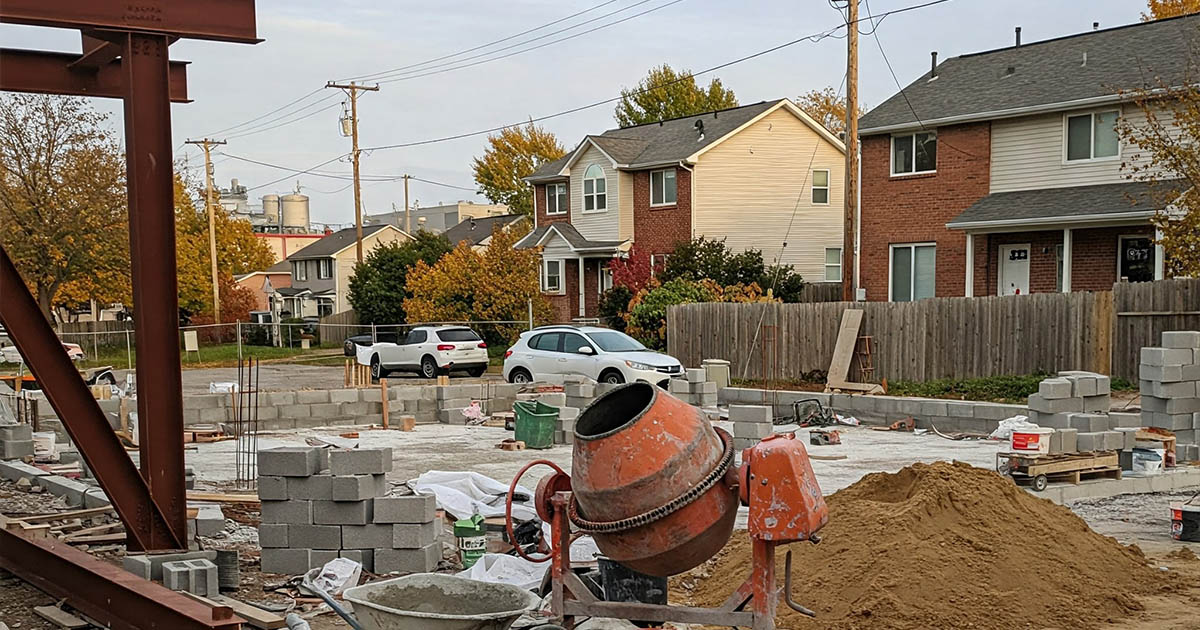 Miért tiltják Amerikában, hogy az emberek maguk építkezzenek vagy végezzenek felújítást, és miért kellene nekünk is így tennünk