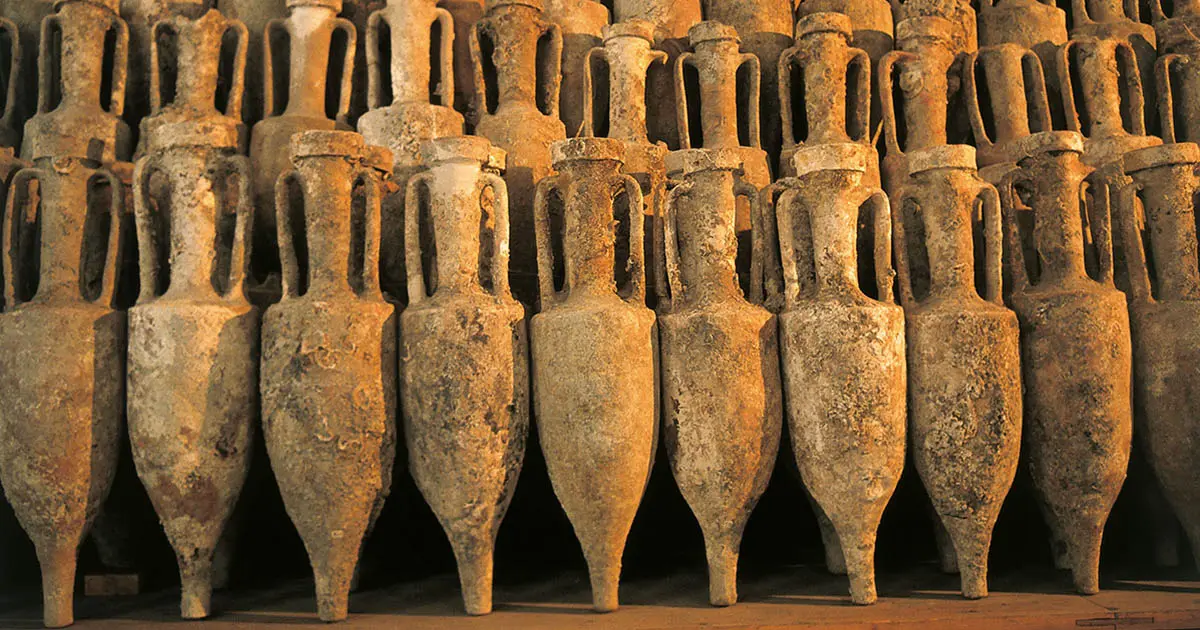 Miért használtak a görögök és a rómaiak kényelmetlen, hegyes aljú amforákat, amik támaszték nélkül még csak meg sem álltak?