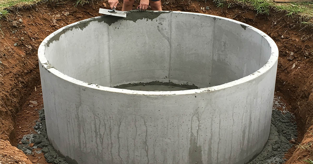 A szomszéd egy nagy betongyűrűt tett a kertjébe: senki sem értette, mire való, míg el nem kezdődött a burkolás. A fickó egy zseni