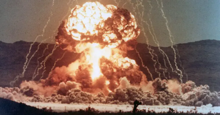 Mi a különbség a hagyományos, nukleáris, atom, termonukleáris és hidrogénbomba között?