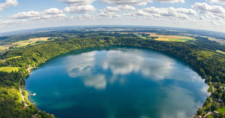 Laacher-tó: A Ketyegő Vulkanikus Bomba Európa Szívében?