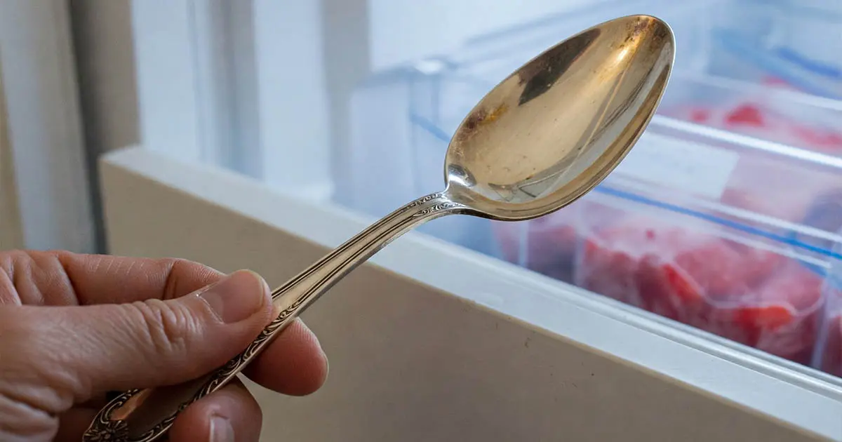 A szomszédasszony elmondta, miért tart mindig egy kanalat a fagyasztóban. Mutatok 5 dolgot, amire bármikor jó lehet