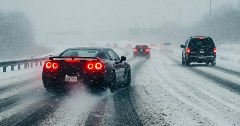 Megcsúszott az autó? Így kezeld a vészhelyzetet 5 lépésben!