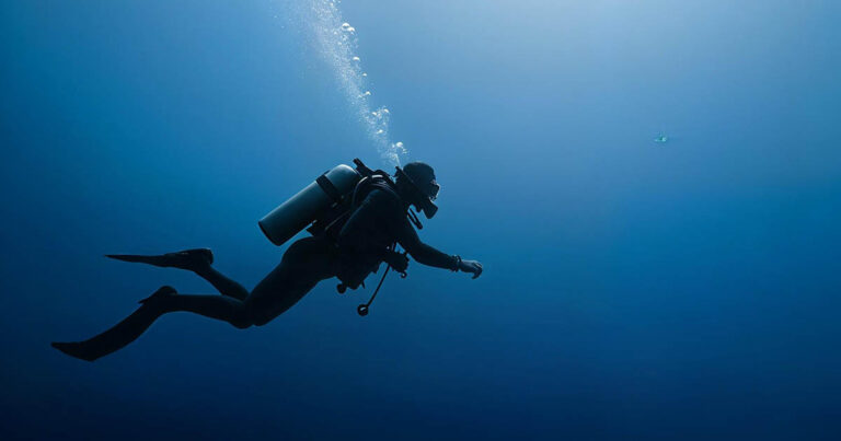 Ez a mélység zúz össze: Meddig bírja az ember a víz alatt?
