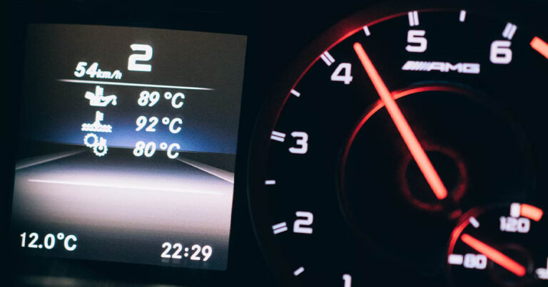 Miért érdemes néha a piros zónáig pörgetni a motort? Elmagyarázom