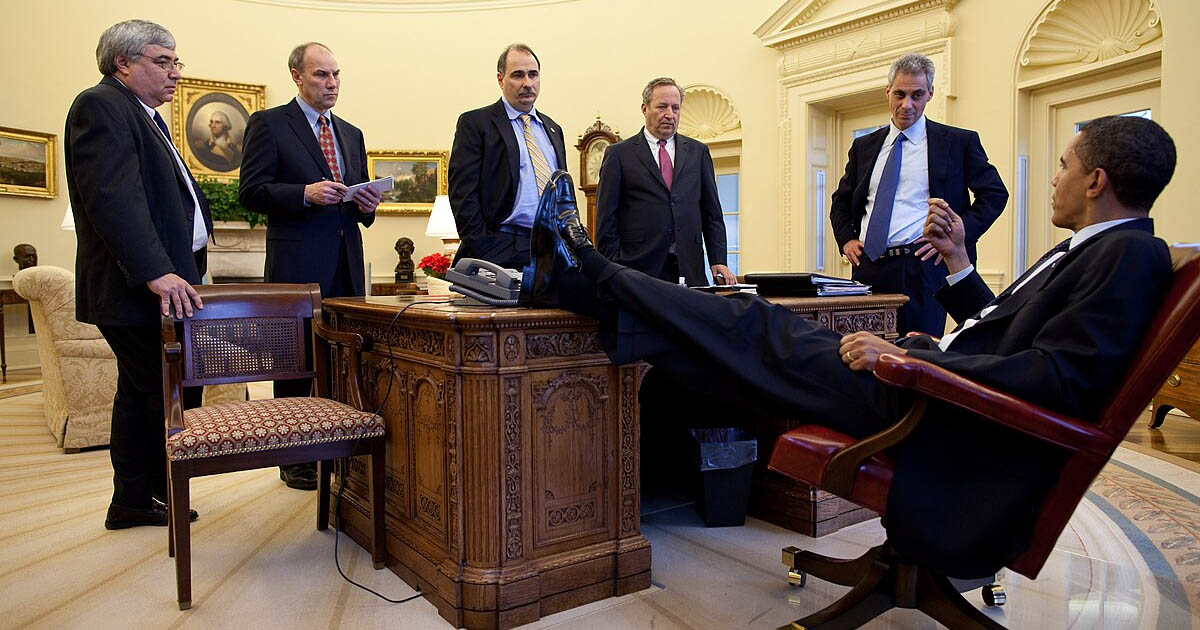 Miért teszik az amerikaiak a lábukat az asztalra? Egyszerűen elmagyarázom