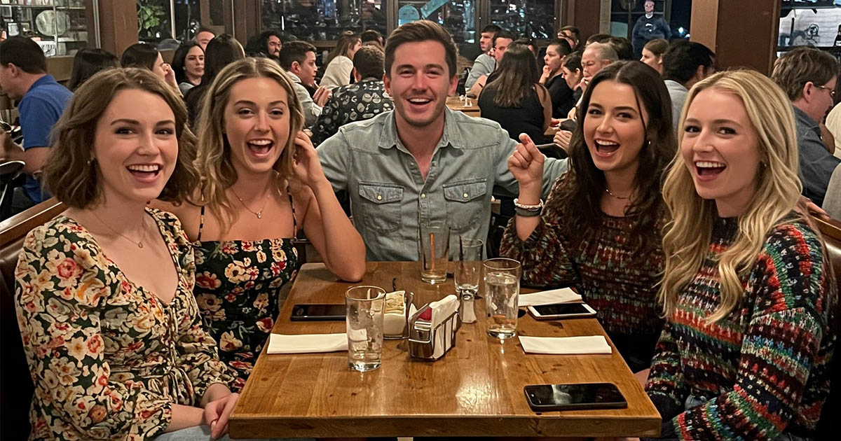 Miért veszélyes egy nő egy férfi társaságban, míg egy férfi egy női társaságban szórakoztató?