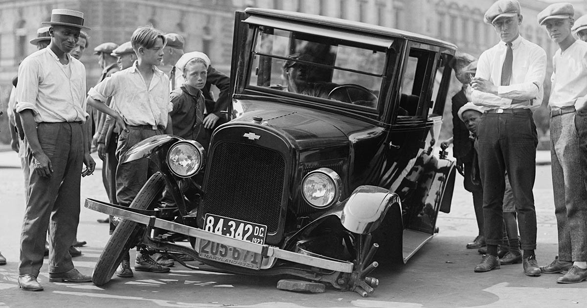 Hogyan tanították meg egy hét alatt a francia autósokat a KRESZ betartására fonott kosarak kihelyezésével az út mentén: mi volt bennük?