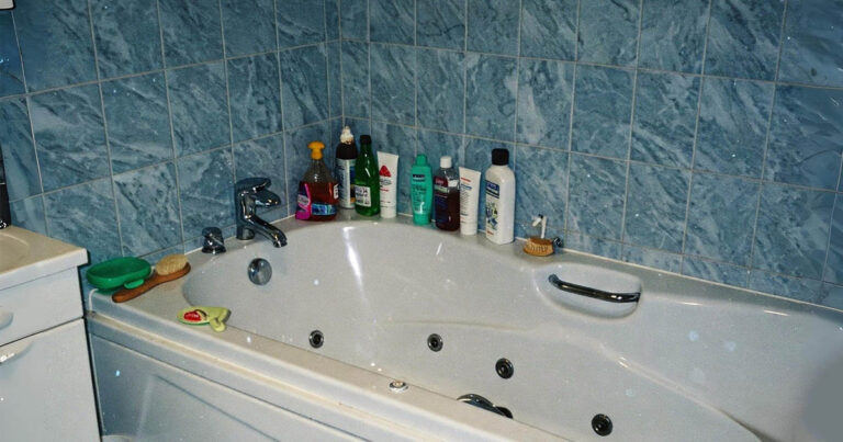 A fürdőszobám már nincs tele a samponokkal és tusfürdőkkel. Megmutatom, milyen praktikus tárolót készítettem nekik