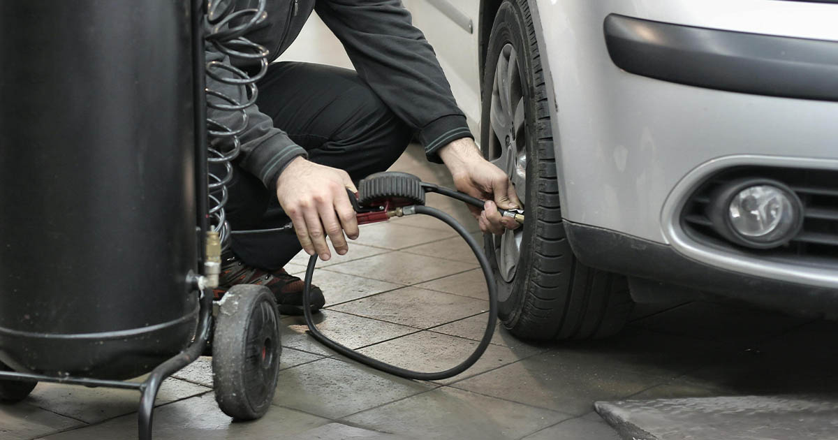 A guminyomás ellenőrzésének legfőbb hibái, amiket minden vezetőnek tudnia kell. Még a tapasztalt sofőrök is elkövetik néha
