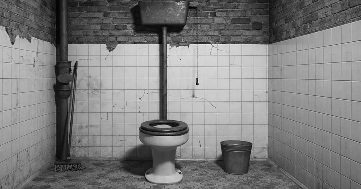 Tartály a mennyezetnél: miért voltak régen olyan magasan a vécétartályok?