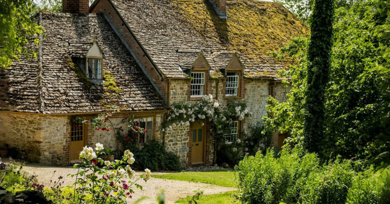 Mesebeli Otthon: A Tulajdonos Elképesztő Házát Látnod Kell!