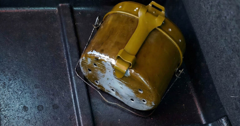 Miért hordanak magukkal lyukas fenekű edényt a sofőrök Szibériában az autójukban?