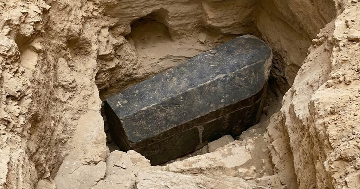 Milyen folyadék volt az Alexandriában talált fekete gránit szarkofágban?