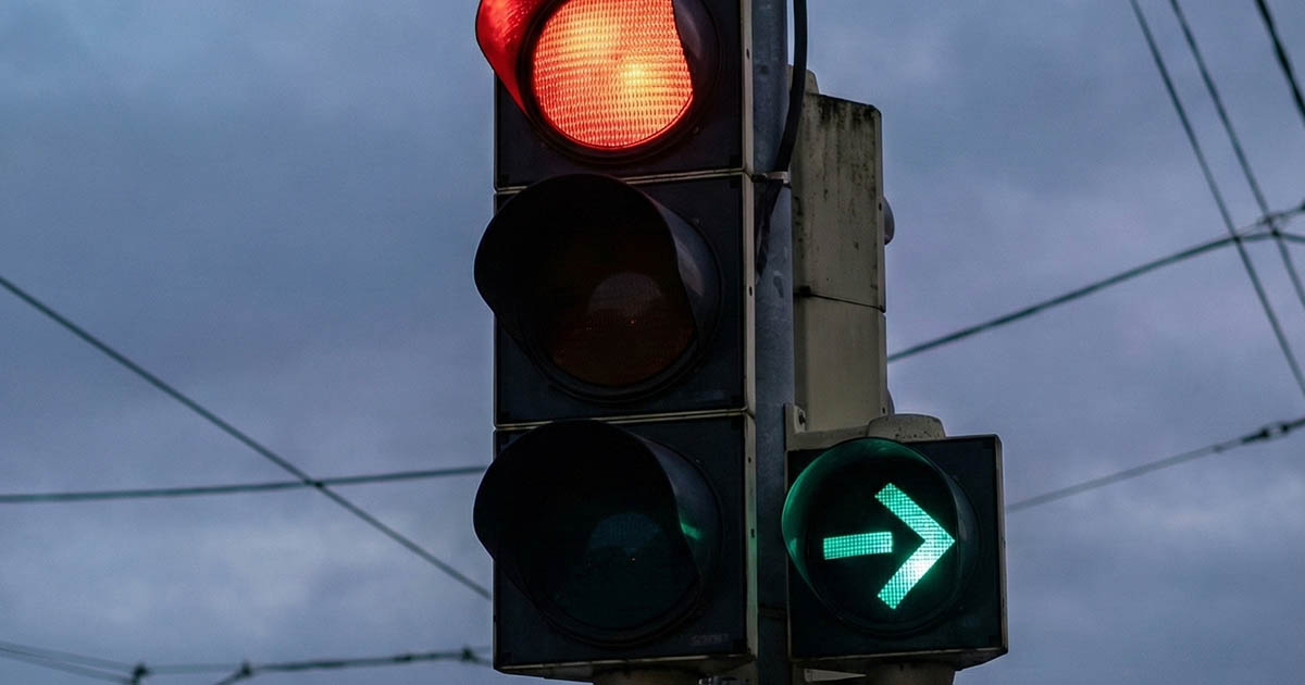 Mi a teendő, ha a „nyíl” engedi a kis ívben jobbra kanyarodást, de a sofőrnek egyenesen kell mennie?