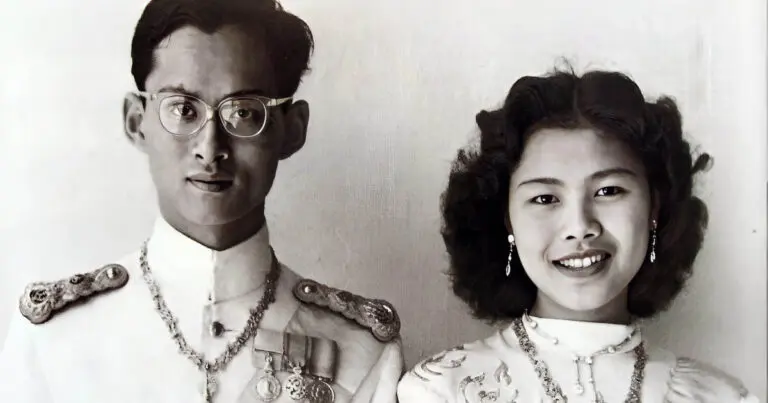 Mit tett Thaiföld királya, amikor rajtakapta a feleségét egy ágyban a testőrével?