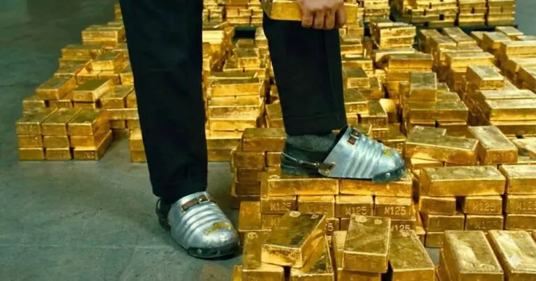 Miért köteles minden alkalmazott ilyen furcsa fémcipőt hordani az arany- és devizatárolókban?