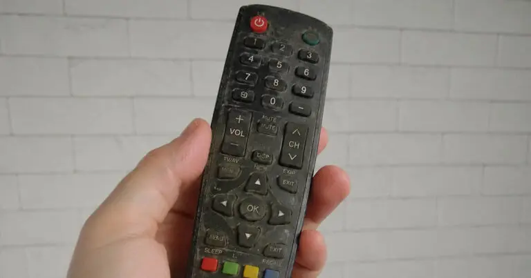 Egy tévészerelő elárulta, mit kell tenni, ha rosszul kezd működni a távirányító – még egy nagymama is meg tudja javítani