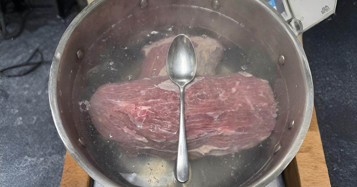 Miért tettek régen az emberek egy kanalat a fazék levesbe? Egy régi trükk, ami ma is jól működik