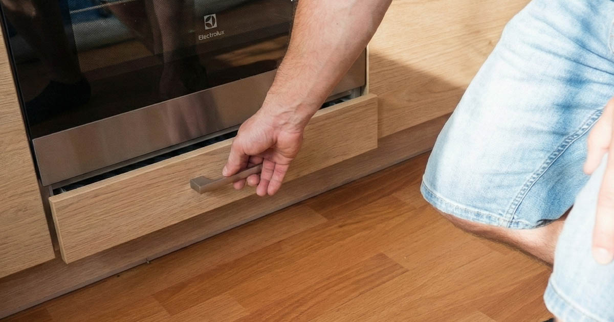 Nem azért találták ki, hogy itt tárold a tepsiket: Miért van fiók a sütő alatt?