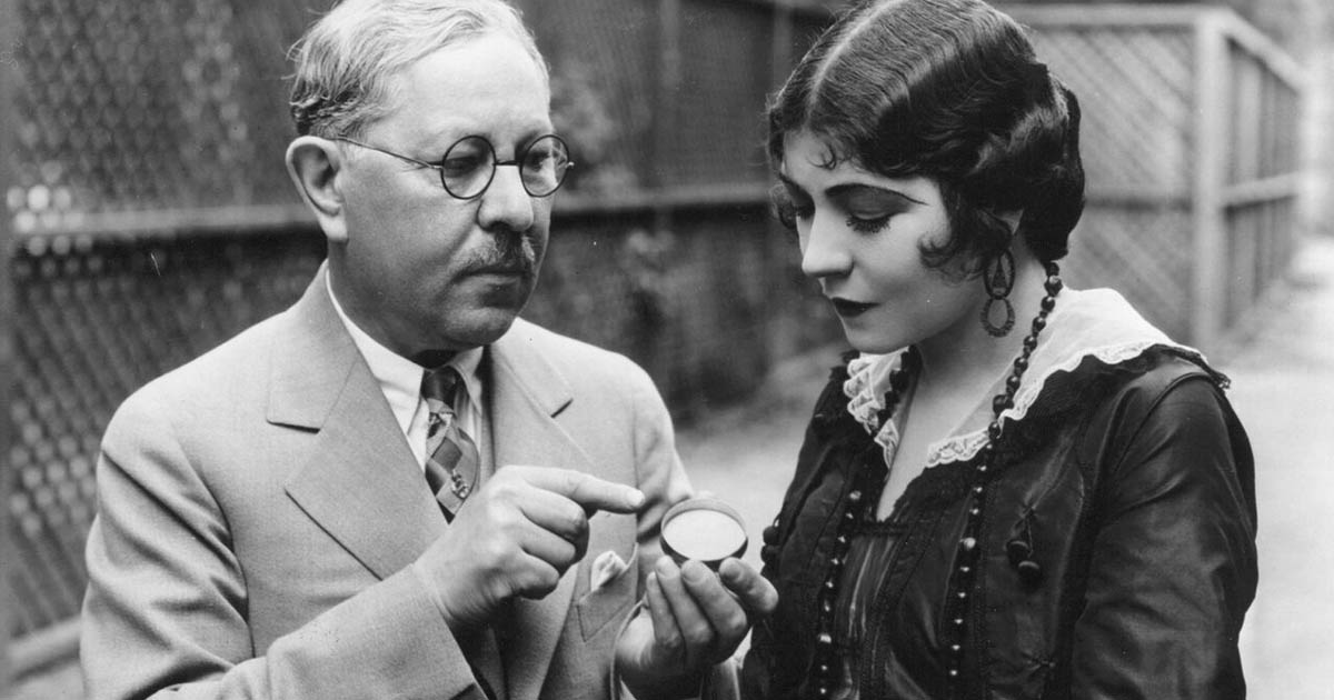 Hogyan találta fel a Max Factor a sminket?