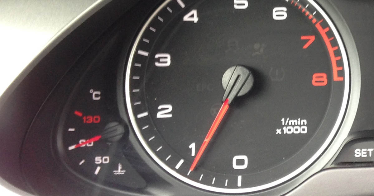 Meddig lehet alapjáraton járatni egy motort károsodás nélkül? Egy autószerelő válasza