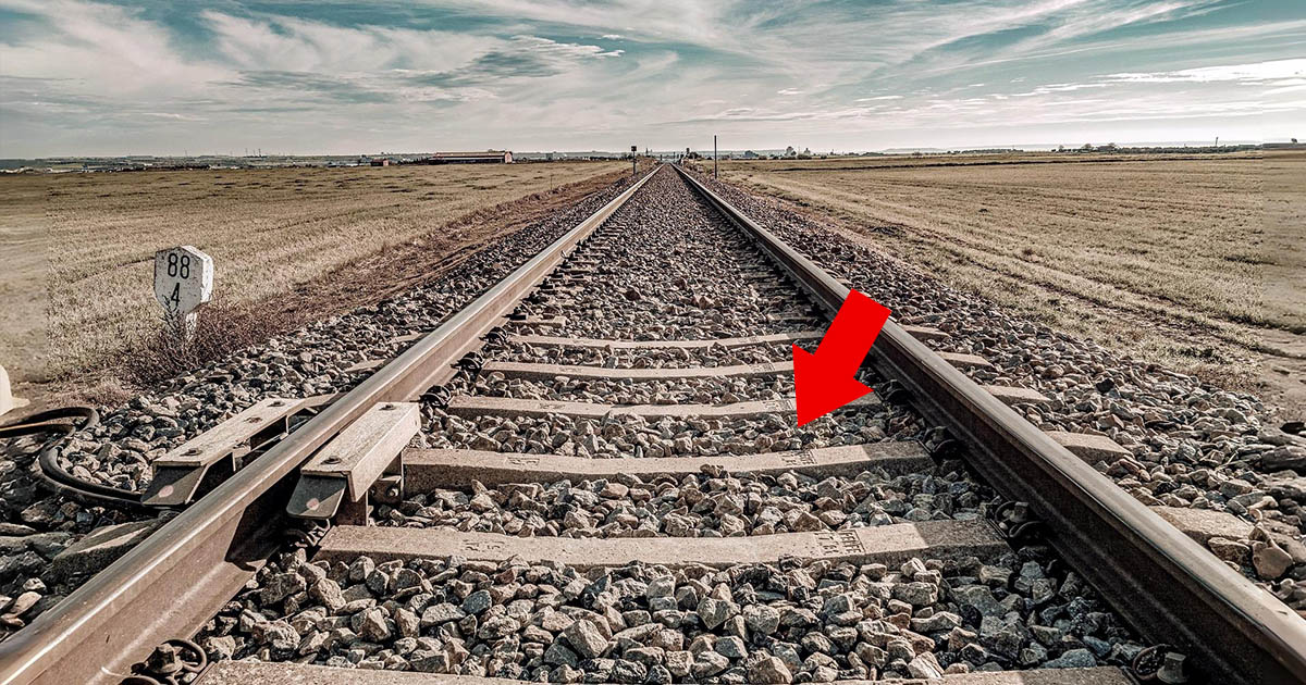 Miért van tonnányi zúzott kő a vasúti sínek alatt?