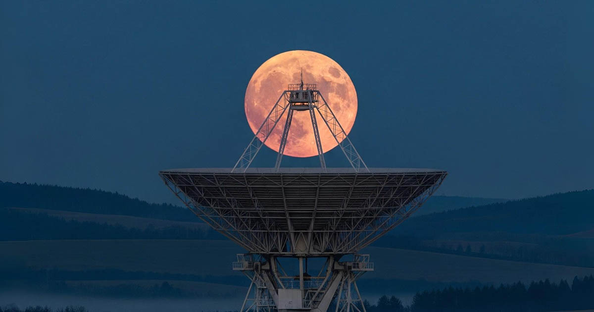 Miért mindig csak a Hold egyik oldala néz a Föld felé?