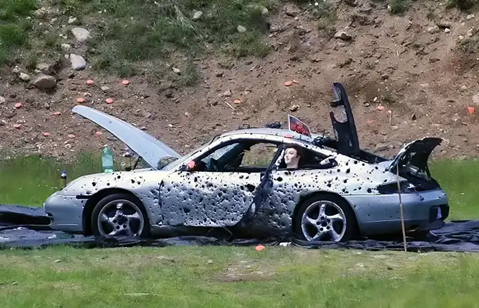 Fegyvermítoszok: Miért rossz ötlet egy autó mögé bújni?