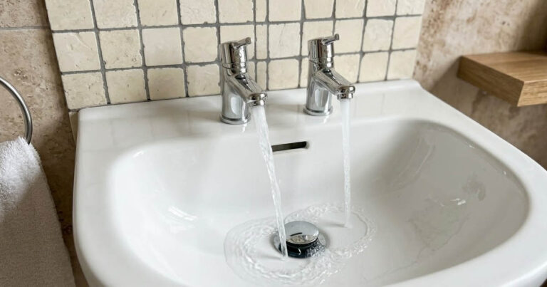 Anglia titka: Miért van 2 külön csap a fürdőszobákban?