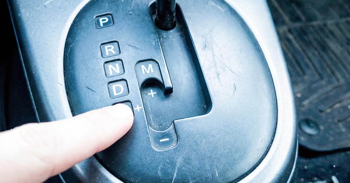 „Sok sofőr még mindig nem jött rá erre”: Elmagyarázom, mikor kell használni a + és – módokat automata sebességváltón, és mire valók