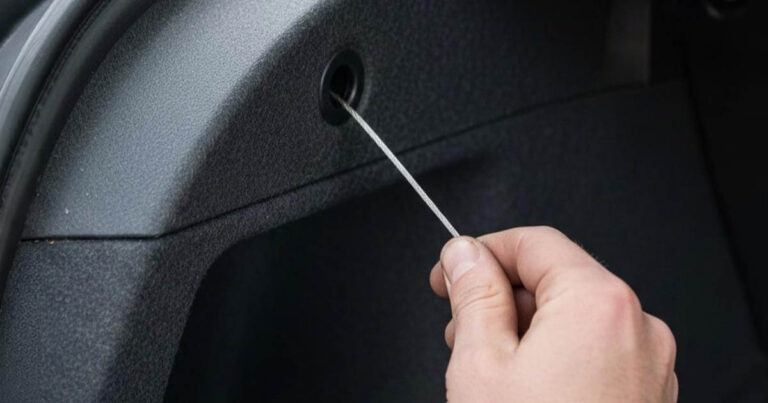 Miért van sok autóban rejtett kábel a csomagtartóban, és mi a funkciója?