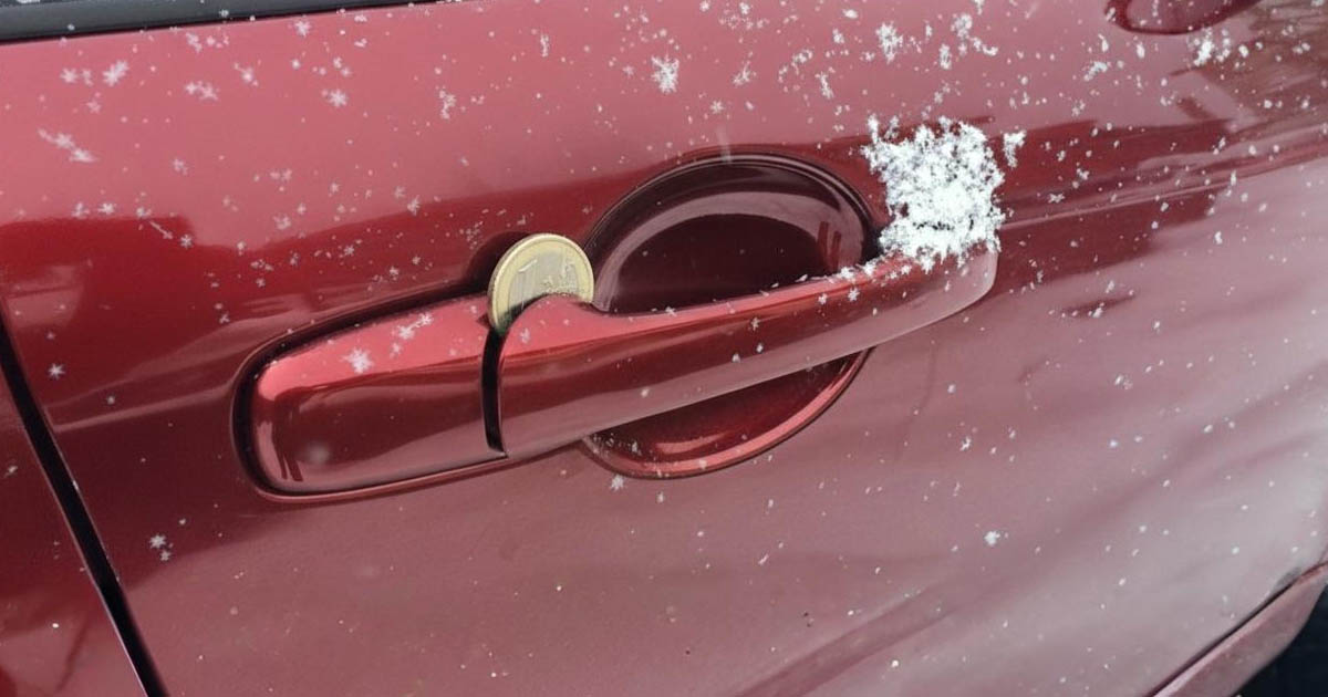 Egy érme az autó kilincse alatt: miért teszik oda az emberek, és mit kell tenni, ha ilyet találunk