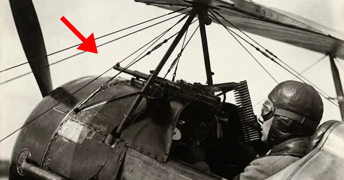 Miért nem találják el a repülőgépek géppuskái a légcsavart?