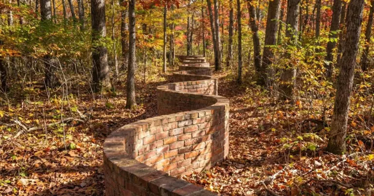 Angol zsenialitás: Így spórolhatsz téglát a hullámos kerítésekkel!