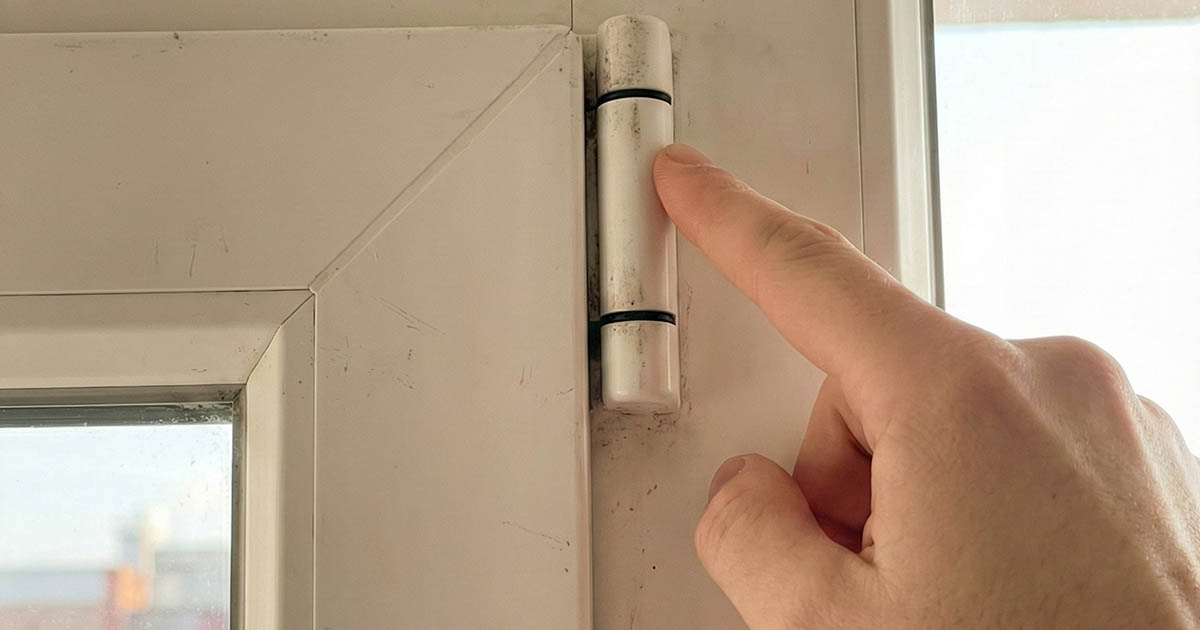 A műanyag ablakaim huzatosak voltak a zsanérok körül. Egy egyszerű megoldással oldottam meg a problémát. Elmondom, mit tettem