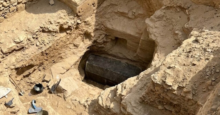 Milyen folyadék volt az Alexandriában talált fekete gránit szarkofágban?