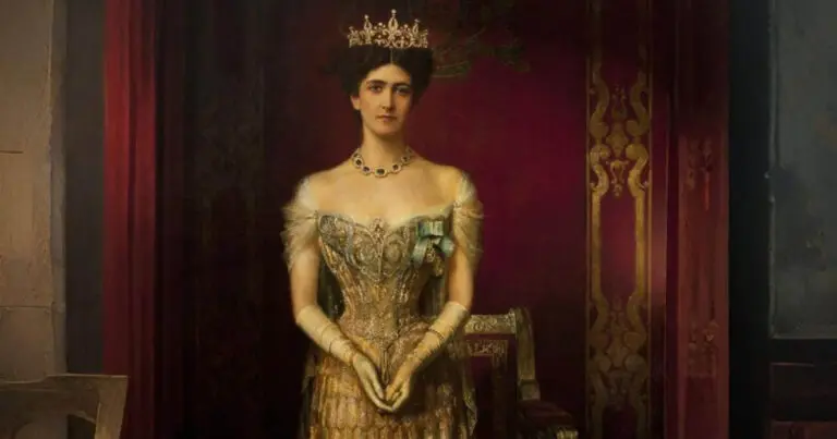 A Birodalom Legszebb Nője: Pávás Selyemköpeny, Mely Berobbant a Bálba