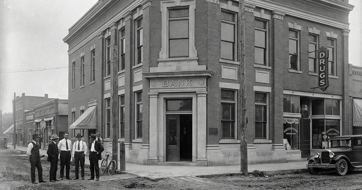 80 000 tégla postán: Hogyan járt túl egy amerikai a posta eszén, és épített fel egy bankot szinte ingyen