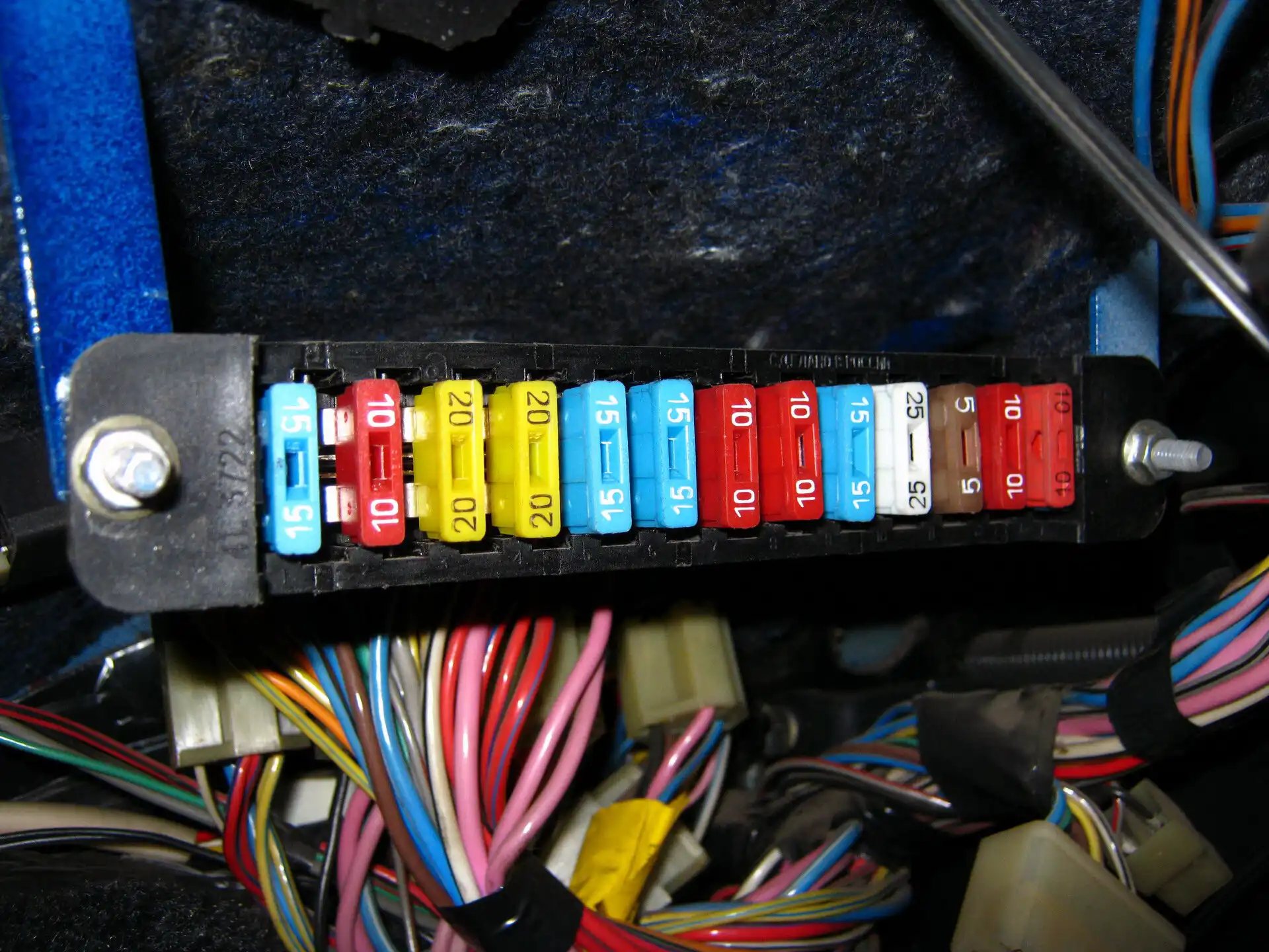 A tapasztalt sofőrök trükkje, hogy megtalálják a kiégett biztosítékot anélkül, hogy kivennék