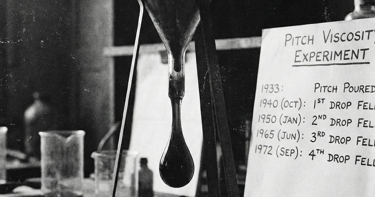 A leghosszabb kísérlet: Miért várnak a tudósok 99 évet, hogy egy csepp bitumen lehulljon?