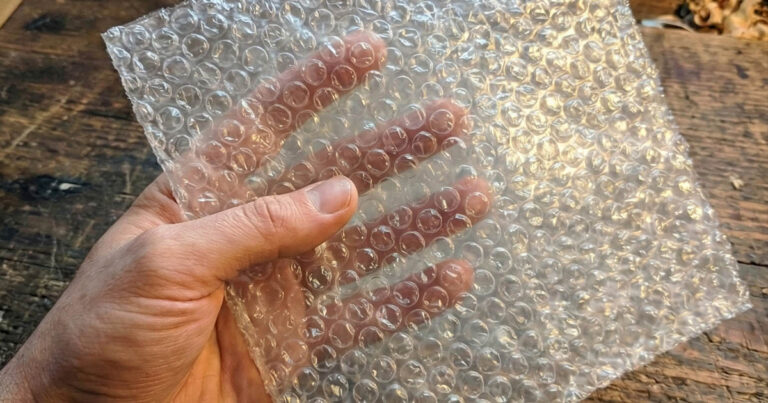 A szomszédom buborékfóliával fedte be az összes ablakát, így oda kellett mennem és megtudnom, mire való